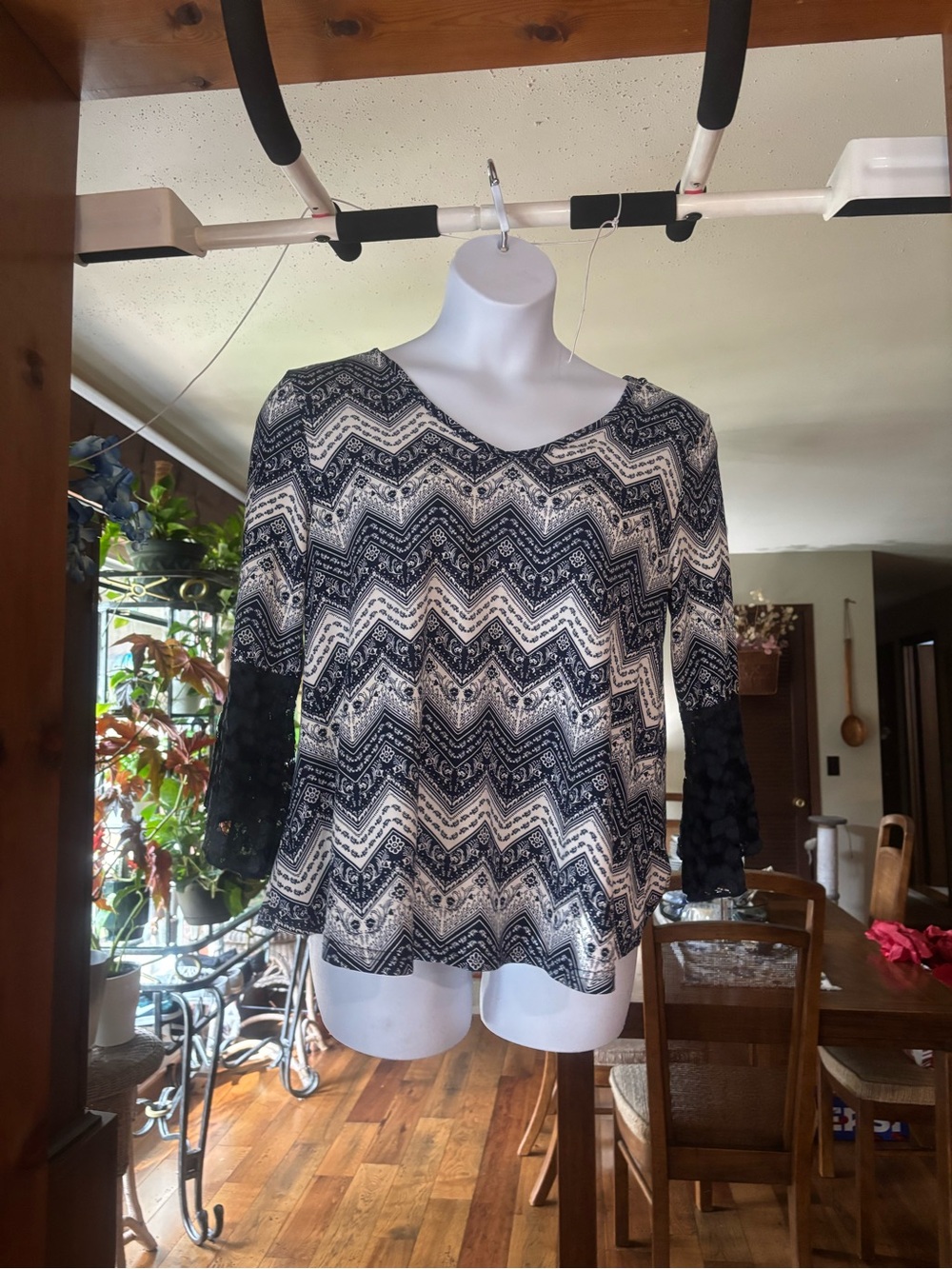 Stem & Vine Navy Blue and White Chevron Lace-Sleeve Women's Top Sz L